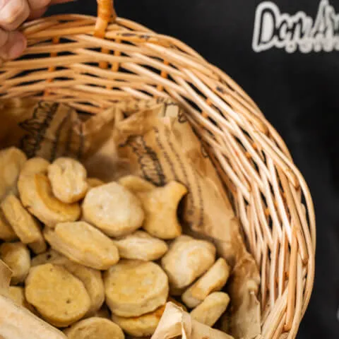 Canasta con bizcochitos de grasa
